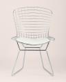 Bertoia хромированный металл с белой подушкой из экокожи 