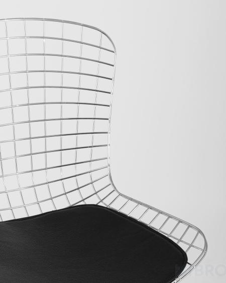 Bertoia хромированный металл с черной подушкой из экокожи 